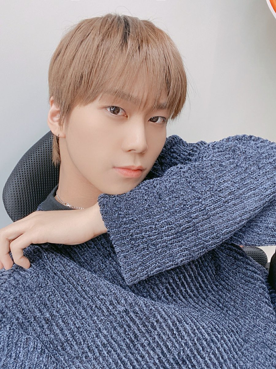 BAE173_member's tweet photo. [#준서]
저도 여러분이 보고 싶어 조심스레 4장😃
#BAE173 #비에이이173 
#JUNSEO https://t.co/LM8dnpdZJZ