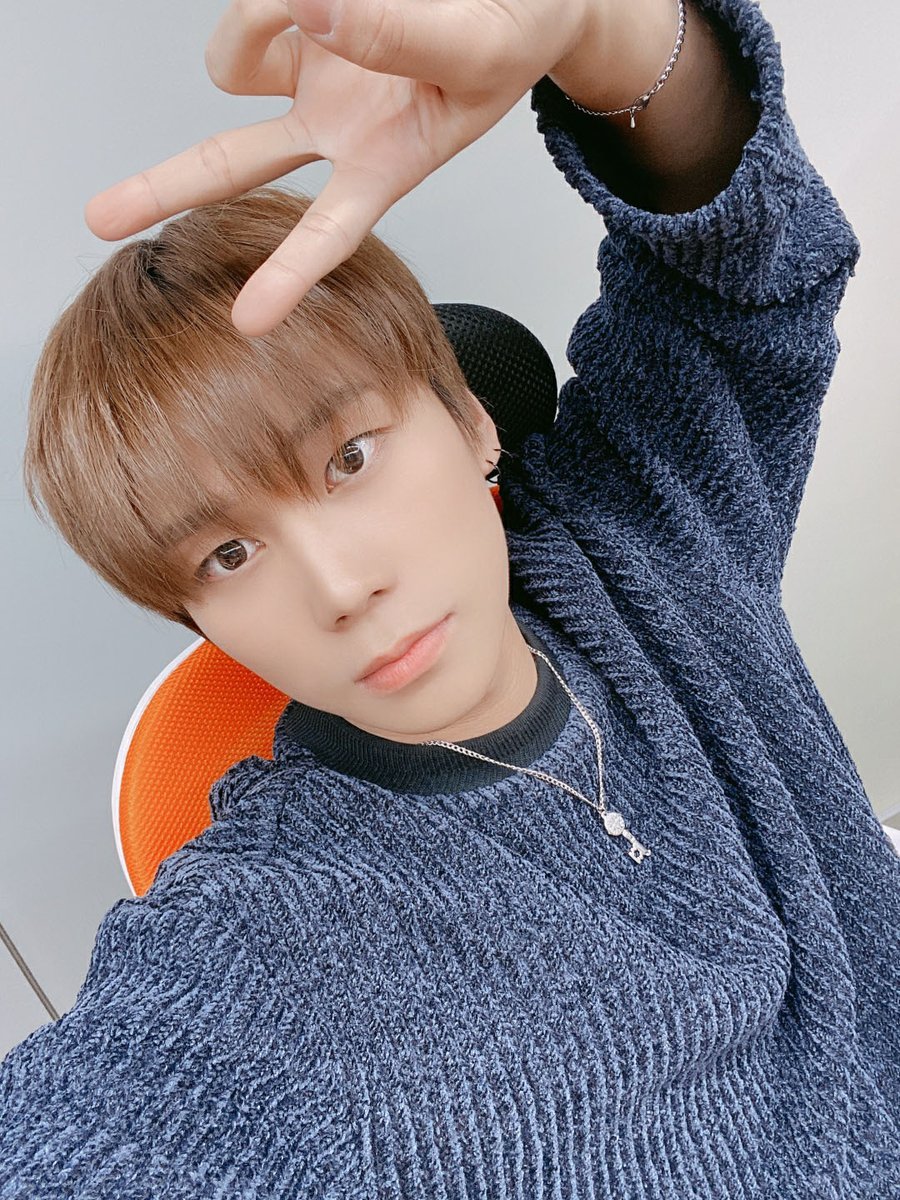 BAE173_member's tweet photo. [#준서]
저도 여러분이 보고 싶어 조심스레 4장😃
#BAE173 #비에이이173 
#JUNSEO https://t.co/LM8dnpdZJZ