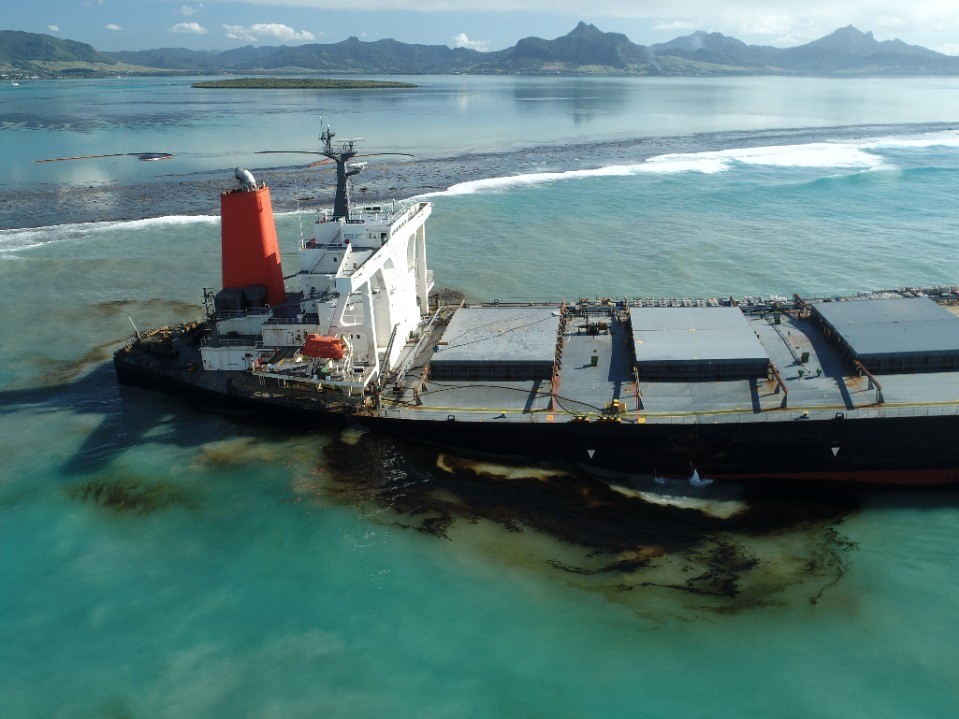 A thread 6 months ago, the Japanese vessel MV Wakashio began leaking fuel after crashing into an incredibly fragile coral reef near Mauritius. https://www.greenpeace.org/africa/en/press/13048/what-needs-to-happen-so-the-mauritius-oil-spill-never-happens-again/ : Rajiv Chroochurn #MauritiusOilSpill