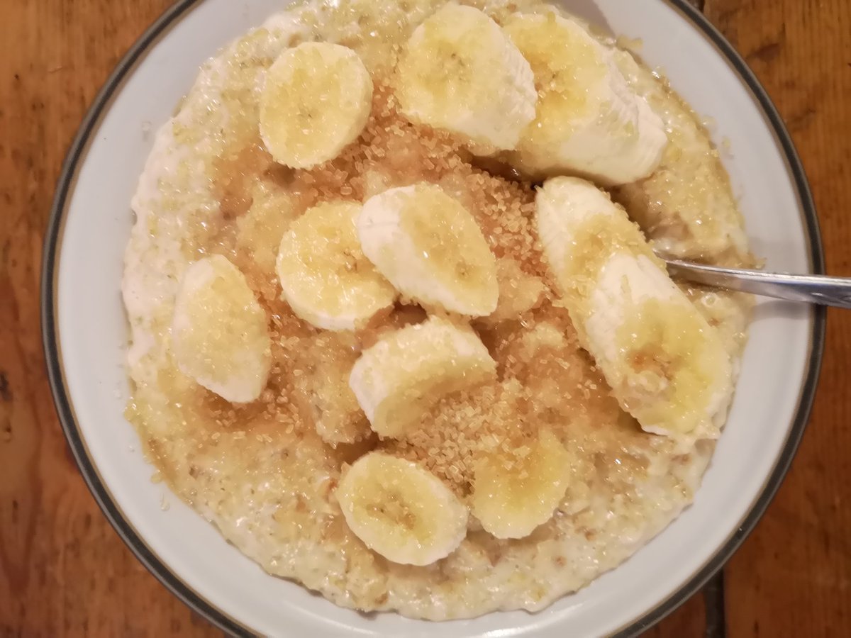 deputypics's tweet photo. Today is a banana and brown sugar day if ever I saw one. #SaturdayMorning #porridge #productionSaturday #saturdayworkers #breakfast https://t.co/Ra2JT7v0FD