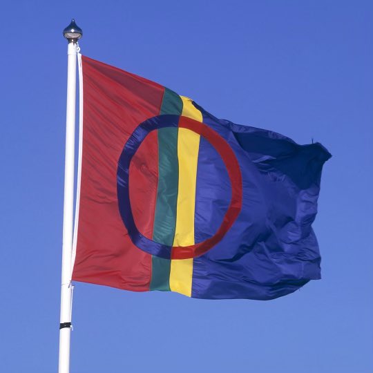 andreasostgote's tweet photo. Grattis Sápmi! Idag är det samernas nationaldag. Datumet valdes för att hedra minnet av det första samiska landsmötet som hölls i Trondheim den 6 februari 1917. Den samiska flaggan är en symbol för både solen och månen. @samisktinfo
Foto: Tor Lundberg/TT https://t.co/U3GOQsLGq4