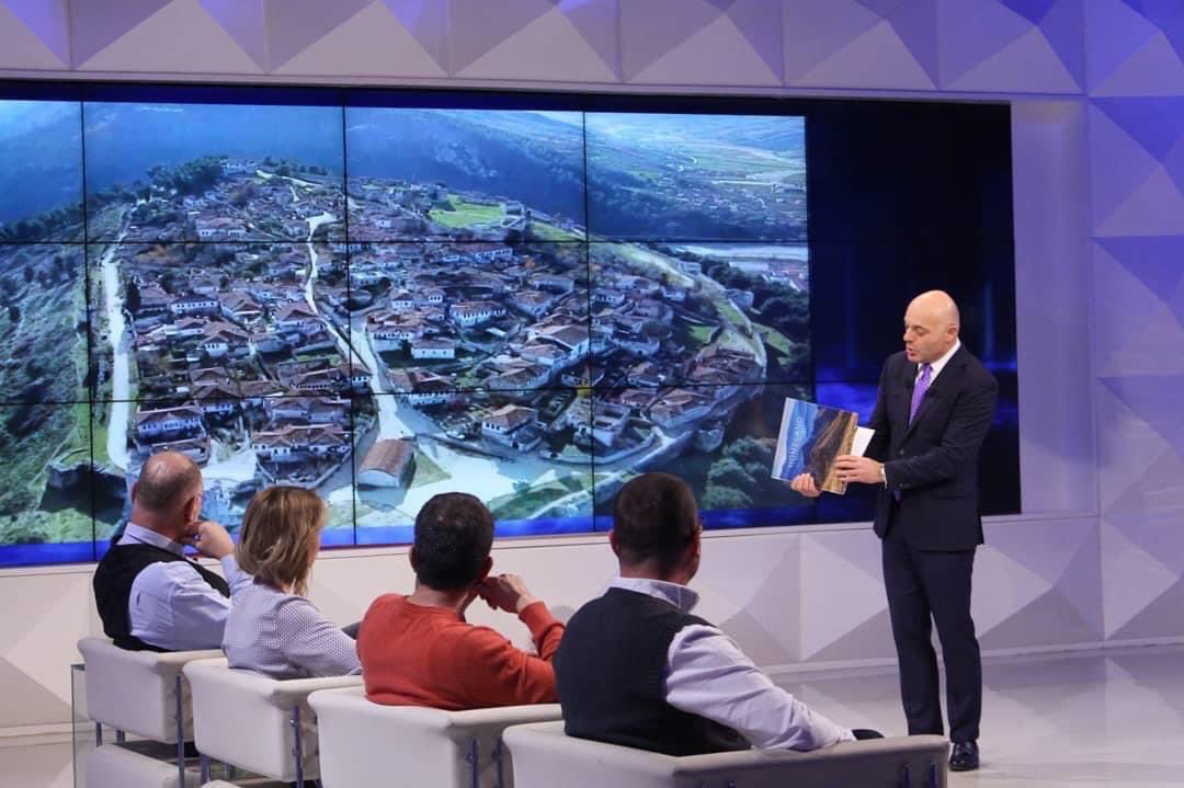 fationplaku1's tweet photo. Live. Shqipëria siç nuk e keni parë!
Të ftuar në #Opinion: Fation Plaku, Aida Gjeçaj, Ermal Hasimja, Zamo Spathara, Paola Tasho, Blendi Klosi, Fjorda Llukmani, Auron Tare. Blendi Fevziu @opinion.al
#TvKlan #KlanHD https://t.co/zZQ0n1IXBB https://t.co/1QxGyo9GRC