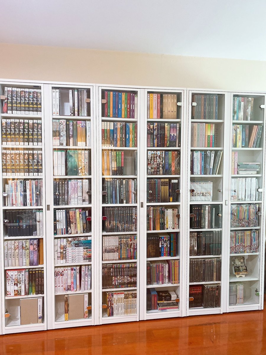 pollarins's tweet photo. ชั้นหนังสือในชั้นหนังสือยังไงล่า (੭•̀ᴗ•̀)੭ https://t.co/kKH64PIdo0