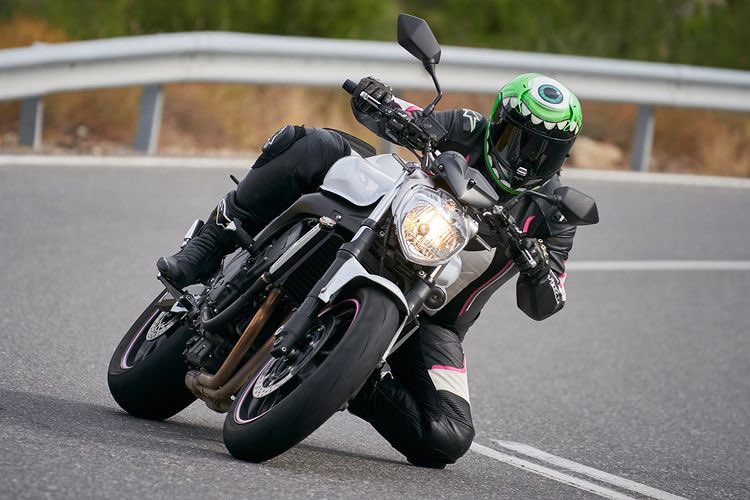 GasBikerApp's tweet photo. Todo controlado 🤘🏻 Con la boca abierta nos ha dejado esta pedazo de foto de nuestra compañera @wenbrmdz 🏍💨
Únete a la comunidad de motoristas de @GasBikerApp 
#GasBiker #XtremeChallenge #yamaha #yamahafz16 #bikergirl #motolife #rideyourbike #rideyourlife #yamahagirl https://t.co/Rud2OuZBNV