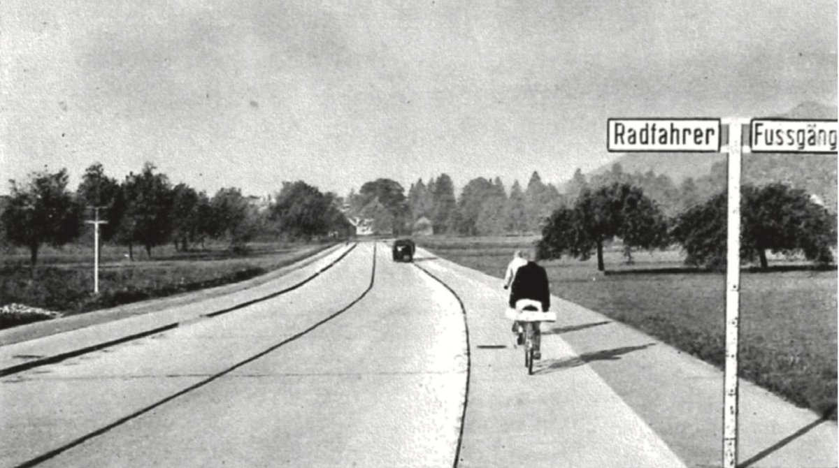 (4/10) Strasse zwischen Solothurn und Biel, galt im 1942 als Vorzeigestrasse für eine moderne Verkehrstrennung. Beidseits der Autostrasse waren für Fussgängerinnen und Radfahrer je 1.75 Meter breite Streifen vorgesehen