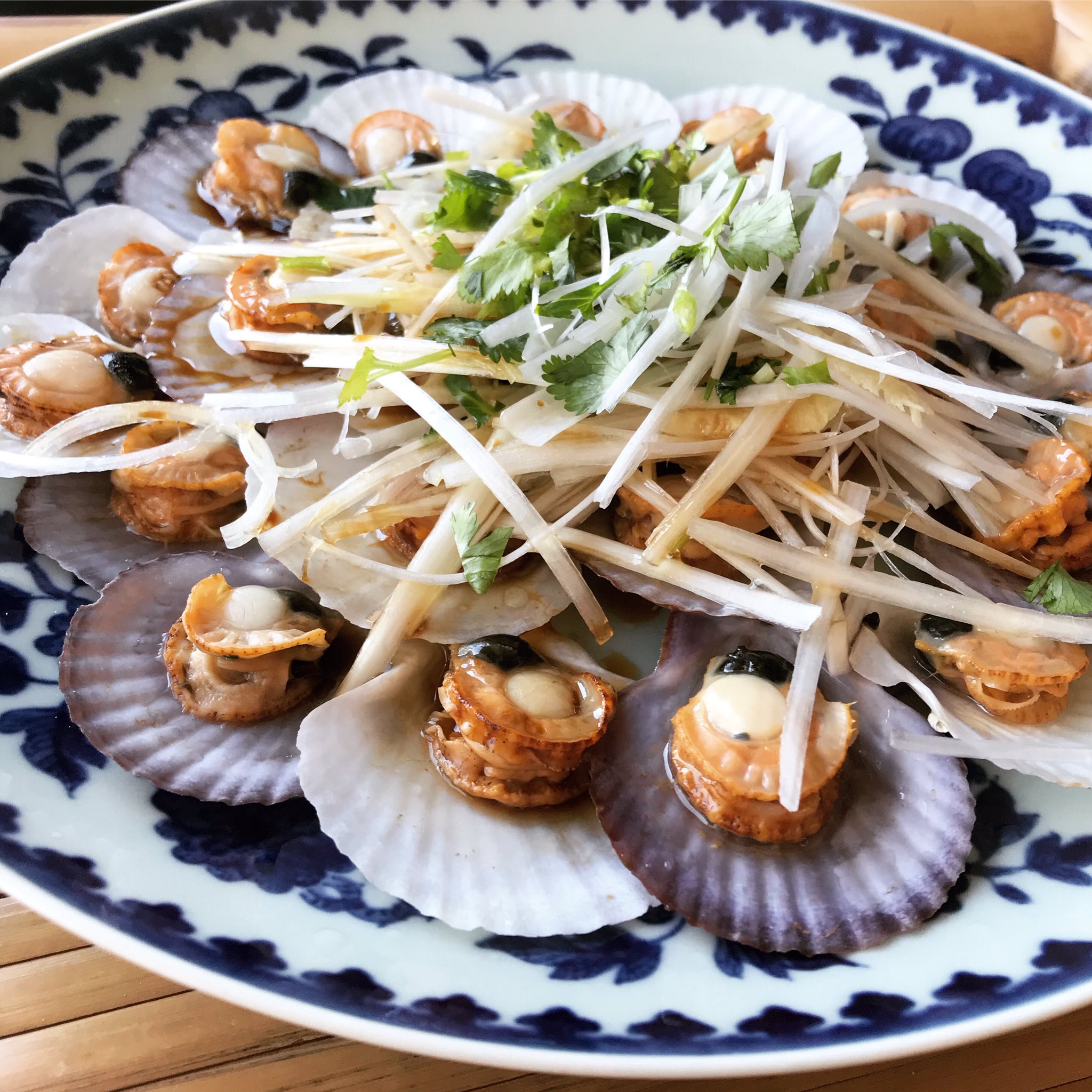 酒徒 しゅと 横浜橋で198円の帆立稚貝を見つけたので 油淋小扇貝 貝の口が開くまで軽く蒸し 貝柱がついた方の殻だけを皿に並べたら 薬味をのせて醤油ダレをかけ回し 熱した油をジュー 材料は安価で大した手間もかけてないのに 口の中に拡がる豪華