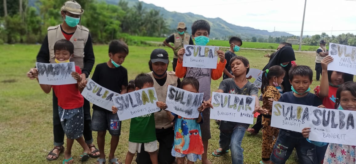 Onsfoundation's tweet photo. Bersama sahabat kita dari KLH Makassar Onsight Foundation mengadakan kegiatan trauma healing di pengungsian Banua Sulawesi Barat

Anak anak dipengungsiam sangat antusias mengikuti. https://t.co/ayFWUACtMx