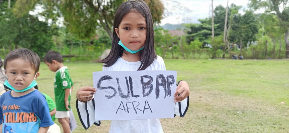 Bersama sahabat kita dari KLH Makassar Onsight Foundation mengadakan kegiatan trauma healing di pengungsian Banua Sulawesi Barat

Anak anak dipengungsiam sangat antusias mengikuti.