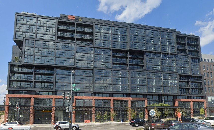 And because I fear more than anything incorrectly ID'ing someone charged with a serious crime, I made sure the apartment in the incident report had a sightline matching Verastigui's "new home" view. It did. (4/?)