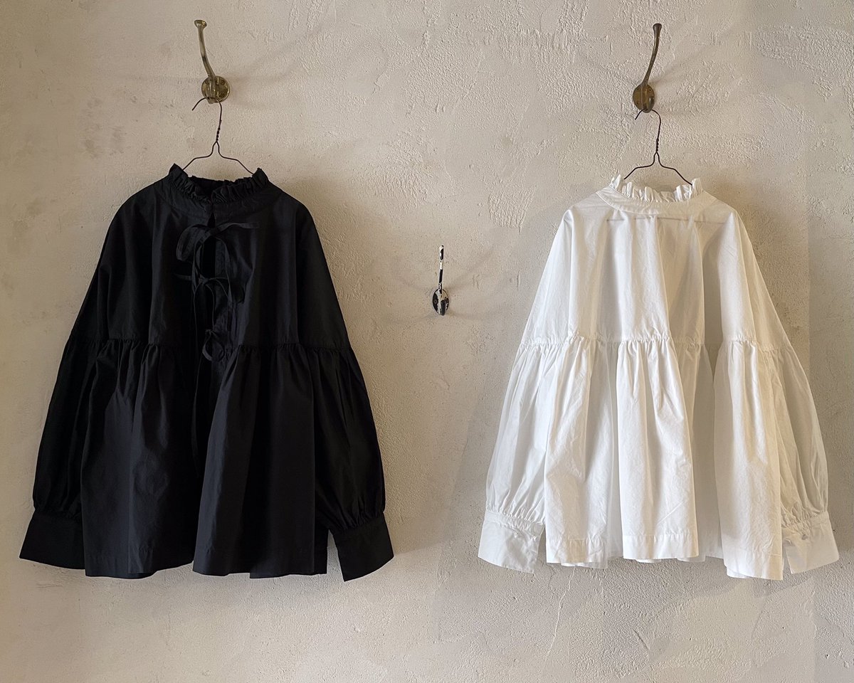 omotesando_nr's tweet photo. 【オケージョン企画】

前後2wayのハリ感のあるブラウスです。
お袖のボリュームもポイント
首元のフリルが華やかさをプラスしてくれます✳︎

コットンタイプライターバルーンスリーブブラウス
19,000yen+tax　(BLACK / OFF WHITE)

#nestRobe
#ネストローブ  
#表参道店 https://t.co/02ad9s2iAx