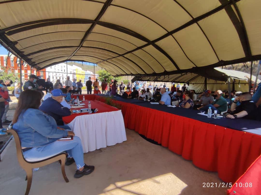 mincomunas_ve's tweet photo. Se desarrollo un encuentro en Ciudad Caribia,  dónde la Ministra de las Comunas @NorisHerrerar e instituciones y Gobierno Nacional, con el compromiso de garantizar junto al Poder Popular organizado, consejos Comunales la consolidación de las Ciudades Comunales.
@NicolasMaduro https://t.co/FlN2h5gQi4