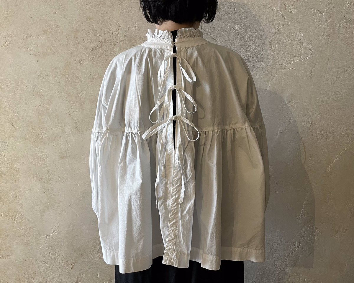 omotesando_nr's tweet photo. 【オケージョン企画】

前後2wayのハリ感のあるブラウスです。
お袖のボリュームもポイント
首元のフリルが華やかさをプラスしてくれます✳︎

コットンタイプライターバルーンスリーブブラウス
19,000yen+tax　(BLACK / OFF WHITE)

#nestRobe
#ネストローブ  
#表参道店 https://t.co/02ad9s2iAx