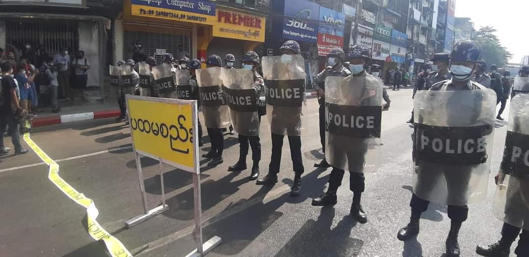 dvbburmese's tweet image. နေ့လယ် ၁၁နာရီ၂၀ 
အင်းစိန်လမ်း
Photo .NyiNgal
#dvbtvnews #protest #yangon #whatishappeninmyanmar #Myanmar