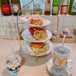 優雅なアフタヌーンティスタンドとお皿でいただく、本日のスイーツとセイボリー!