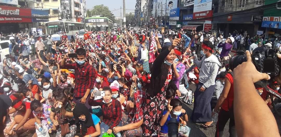 dvbburmese's tweet image. နေ့လယ် ၁၁နာရီ၂၀ 
အင်းစိန်လမ်း
Photo .NyiNgal
#dvbtvnews #protest #yangon #whatishappeninmyanmar #Myanmar