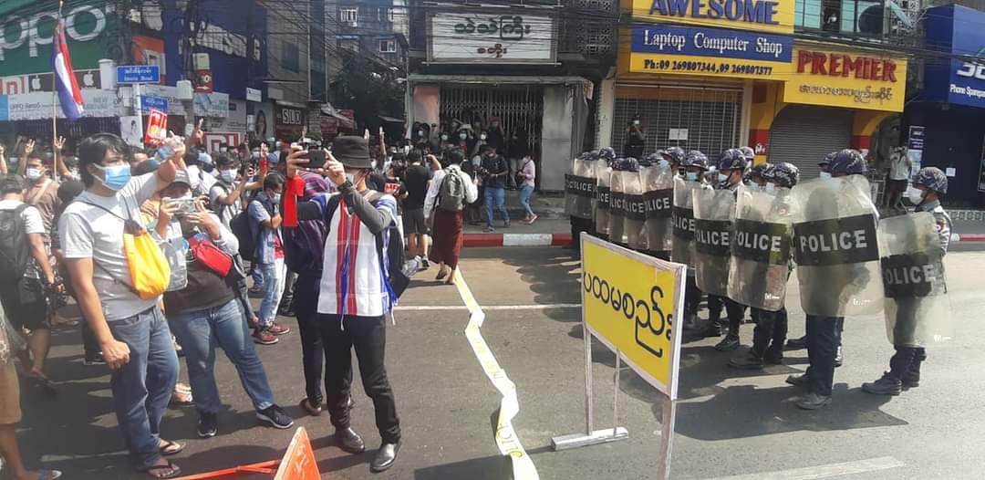 dvbburmese's tweet image. နေ့လယ် ၁၁နာရီ၂၀ 
အင်းစိန်လမ်း
Photo .NyiNgal
#dvbtvnews #protest #yangon #whatishappeninmyanmar #Myanmar