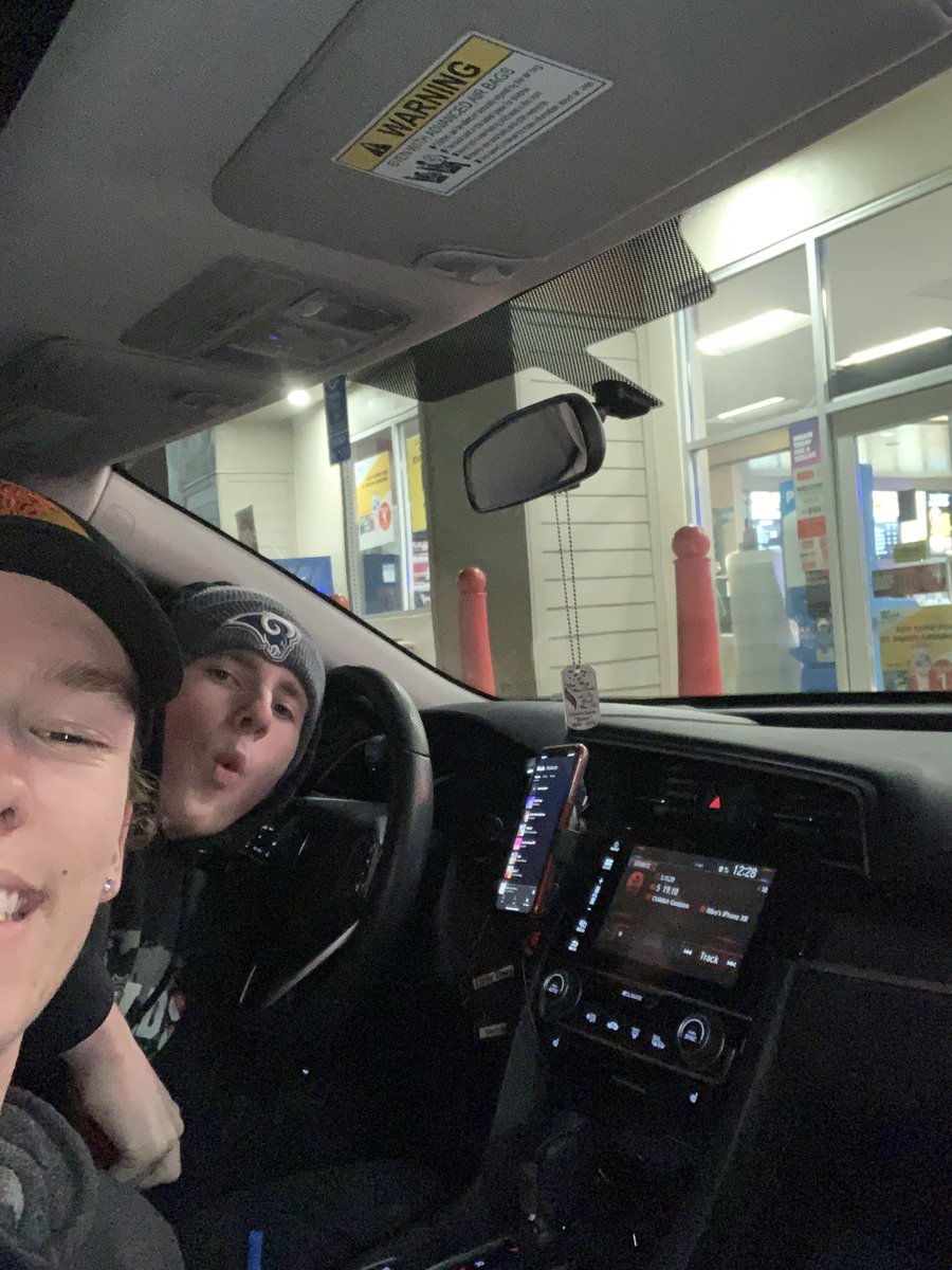 carter_beck01's tweet photo. Happy birthday to this 🐐. One more year to the promise land baby! @rileymuehl https://t.co/a0r48PE2mW