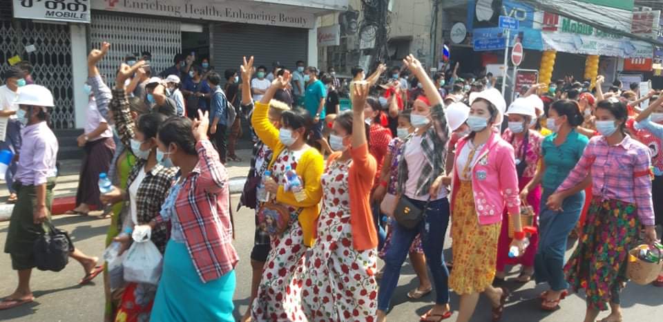 dvbburmese's tweet image. #myanmar #3fingers #mockingjay #peaceful #protest in #Yangon 
#WhatsHappeningInMyanmar
