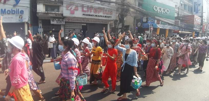 dvbburmese's tweet image. #myanmar #3fingers #mockingjay #peaceful #protest in #Yangon 
#WhatsHappeningInMyanmar