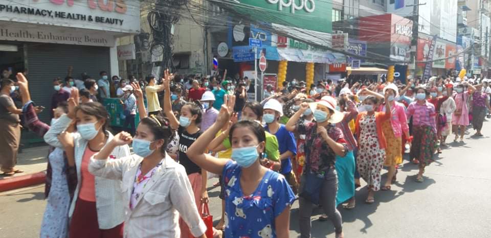 dvbburmese's tweet image. #myanmar #3fingers #mockingjay #peaceful #protest in #Yangon 
#WhatsHappeningInMyanmar
