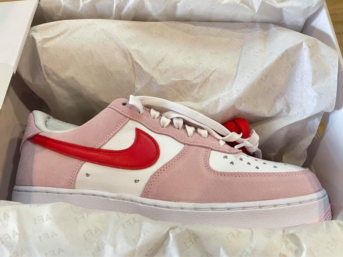 Littlekyungs's tweet photo. ส่งต่อ Air Force 1 '07 Valentine's Day ไซต์ US 9.5 แฟนเค้าซื้อต่อจากหน้าช็อป มาวันนี้เ��ย ขายคู่นี้ที่ 7000 บาท (เพราะซื้อต่อมาราคานี้เหมือนกัน) ขายเพราะใส่แล้วหลวม ซื้อที่24กิลาเตส**ขอดูใบเสร็จได้ นัดรับได้ เซ็นลาดพร้าว หายากมากทั้งช็อปเเละออนไลน์ เเท้10000% #ส่งต่อรองเท้า #nike https://t.co/je7R7JXOI6