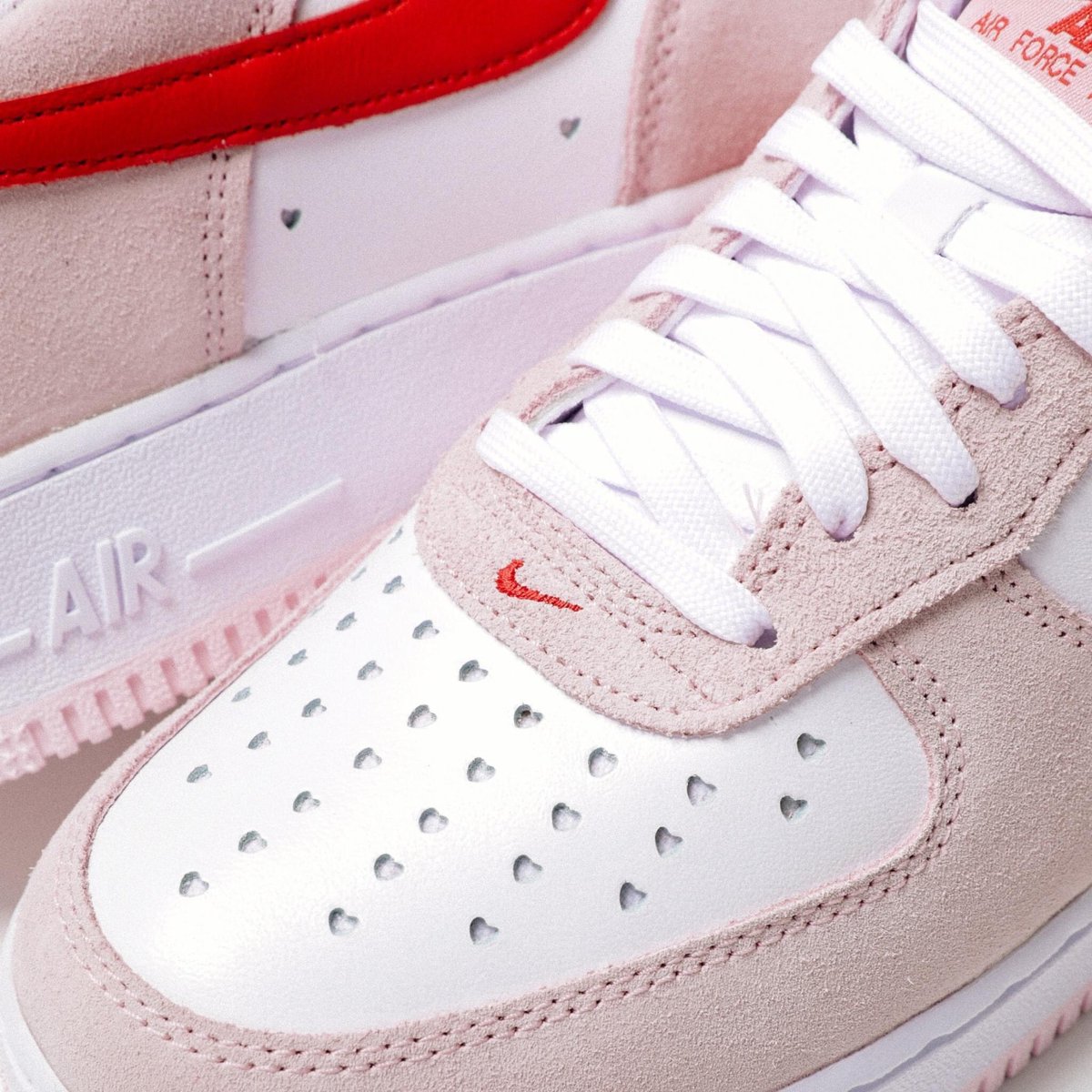Littlekyungs's tweet photo. ส่งต่อ Air Force 1 '07 Valentine's Day ไซต์ US 9.5 แฟนเค้าซื้อต่อจากหน้าช็อป มาวันนี้เ��ย ขายคู่นี้ที่ 7000 บาท (เพราะซื้อต่อมาราคานี้เหมือนกัน) ขายเพราะใส่แล้วหลวม ซื้อที่24กิลาเตส**ขอดูใบเสร็จได้ นัดรับได้ เซ็นลาดพร้าว หายากมากทั้งช็อปเเละออนไลน์ เเท้10000% #ส่งต่อรองเท้า #nike https://t.co/je7R7JXOI6