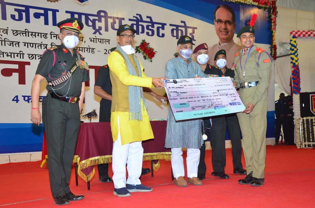 HQ_DG_NCC's tweet photo. #NationalCadetCorps
CM Shri Shivraj Singh Chouhan felicitated NCC cdts who were part of MP&amp;CG contingent in RDC 2021. He applauded the efforts of NCC Dte in Character Building, instilling discp &amp; Nationalism among the Cdts &amp; esp the efforts during Ex NCC Yogdan. 
@SpokespersonMoD https://t.co/53vej8VWBb
