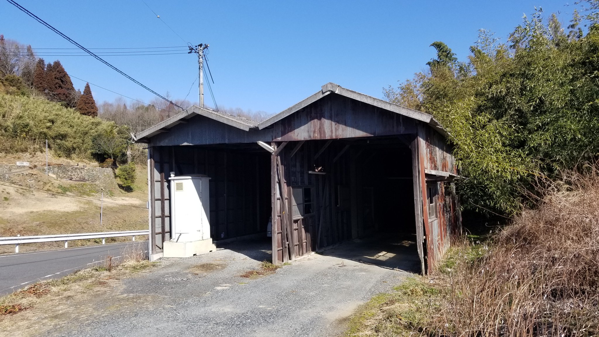 かっきー Auf Twitter 上房から下り道から登り道にかわり やはり尾根にある佐屋へ こちらは佐屋バス停の先にある車庫 そして佐屋バス停 道路の北は高梁市 南は井原市という市境で双方の市の標識があります T Co Nchfpwwgfd Twitter