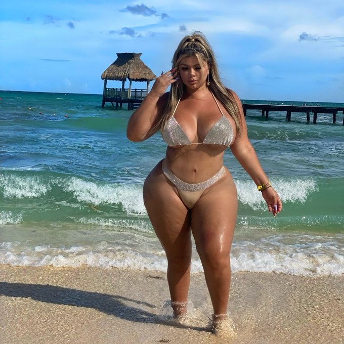 Beach vibes 🏝 having a sale check on top of page 😈 https://t.co/CQRz2NbrBn