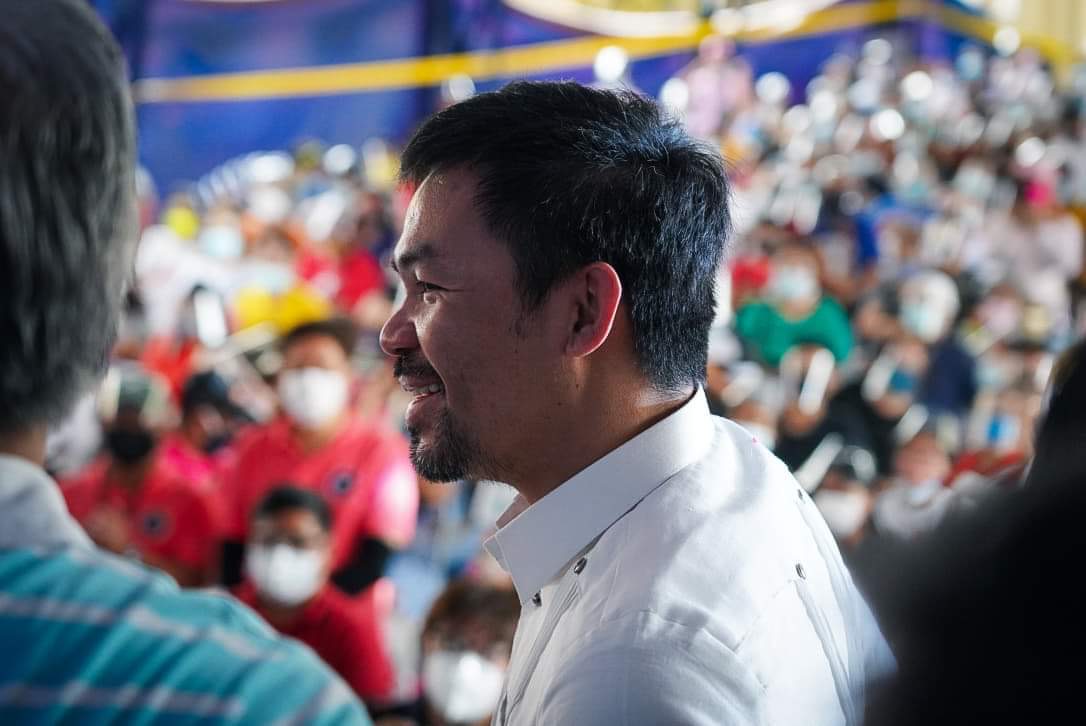 PhilippineStar's tweet photo. LOOK: Sen. Manny Pacquiao distributes rice, groceries, medicine kits to senior citizens and repatriated OFWs in Commonwealth, Quezon City Photos/Pacquiao's office) | @PaoloSRomero https://t.co/zWzUDK3IJA
