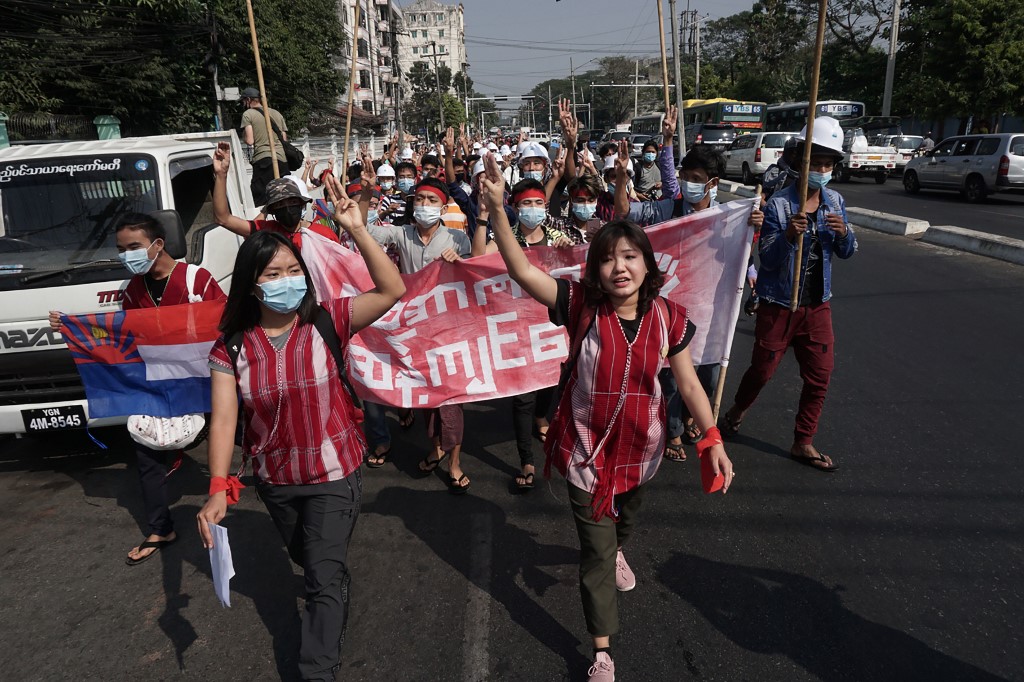 Thousands of Myanmar protesters in tense standoff with police in Yangon aje.io/wfm7c