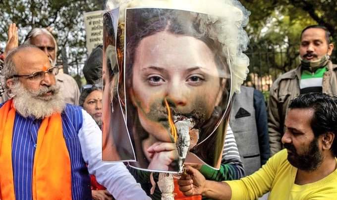 kairanaexperess's tweet photo. Burning photos of Greta is not a big deal, in the country where the daughters are forced to burn at 2 am under the patronage of the government, it is a minor thing to burn someone's photo.
#IndiaWithFarmers #FarmersProtest https://t.co/5stuPDHRzY