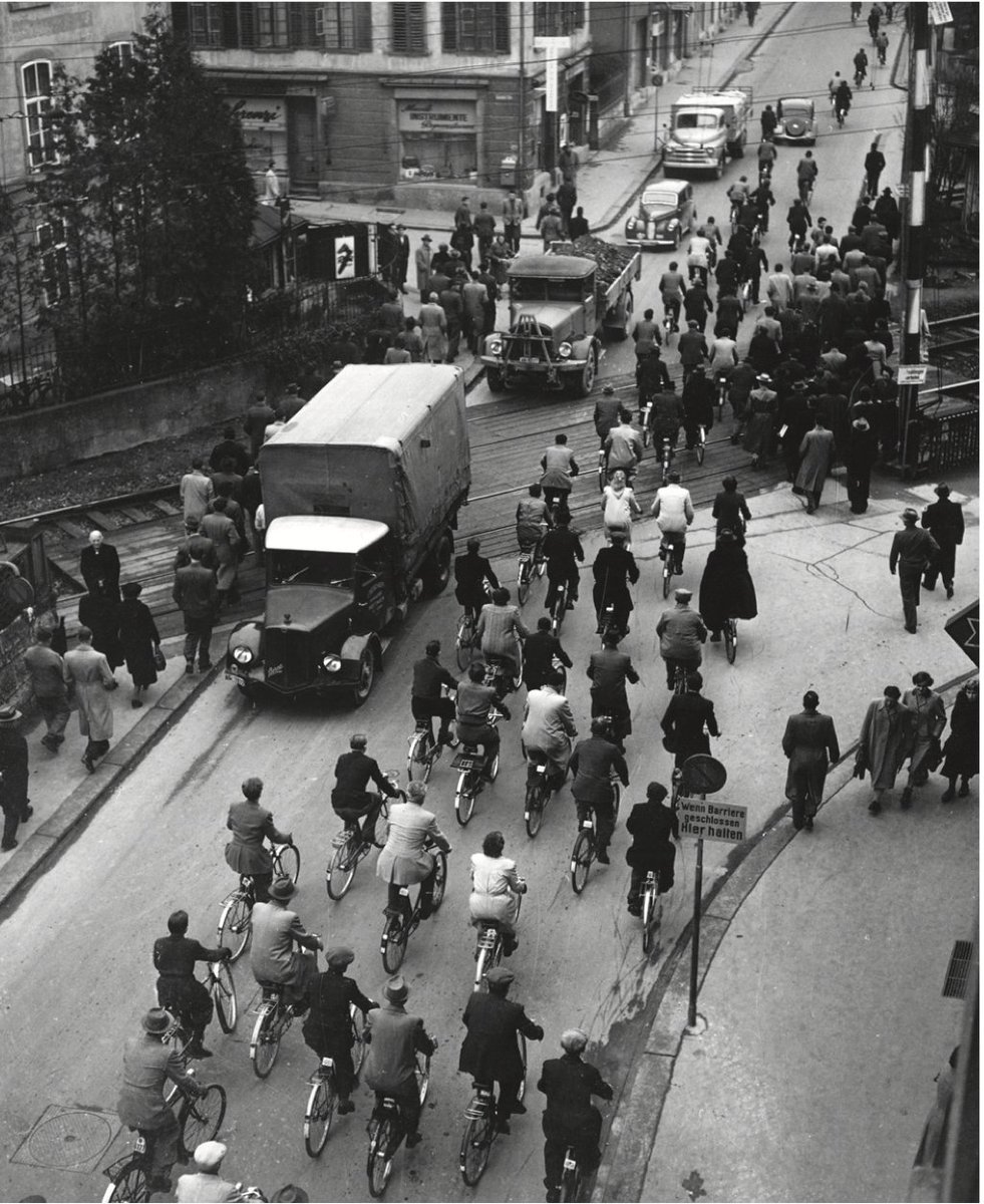 (7/10) Blick aus der Gewerkschaftszentrale in Zürich. Undatierte Fotografie, vermutlich aus der Zwischenkriegszeit.