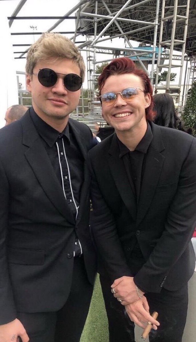 teenagerslftv's tweet photo. WHY DOES ASHTON LOOK LIKE HE'S A FAN OF CALUM i mean he is calum's biggest fan ngl https://t.co/ldmcCBJ1Ur