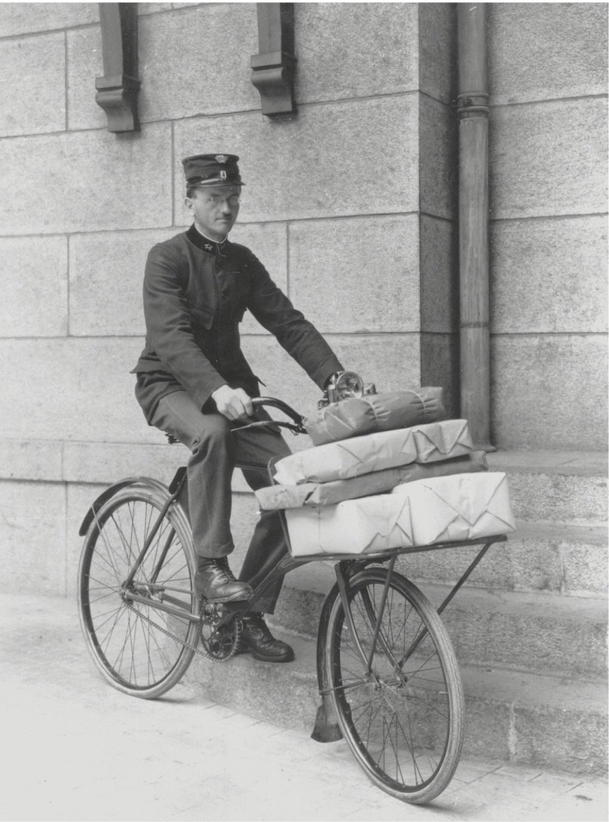 (6/10) Hochradparade auf der Bundesgasse in Bern um 1880. In Bern gab es zu dieser Zeit mehrere Radfahrschulen und Radfahrvereine. Bild rechts: Paketpostbeamter mit Fahrrad.