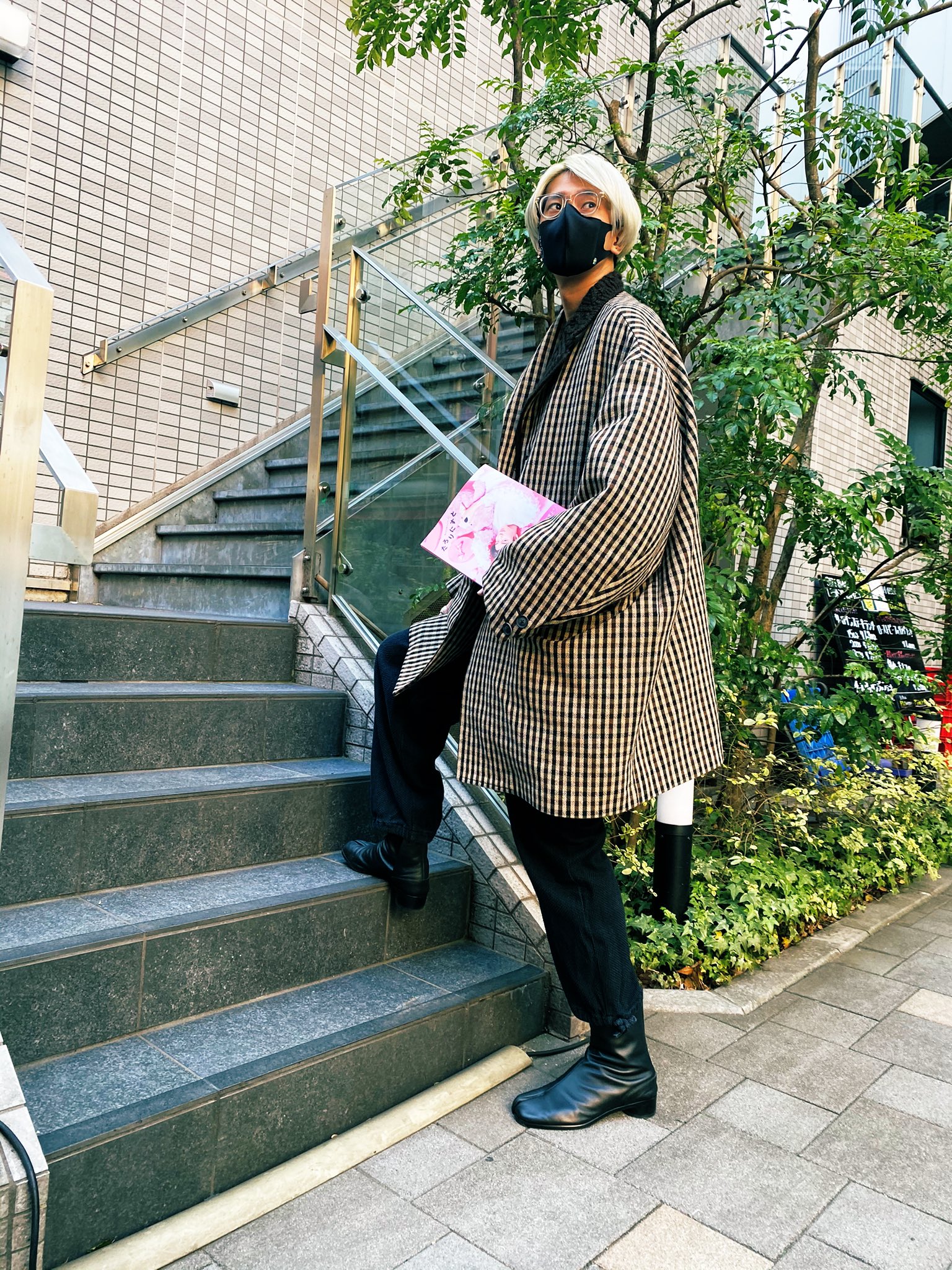 西山宏太朗 鞄持ってきてないから手に持って街中歩いてる江口さんわろり 西山宏太朗 鞄持ってきてないから手に持って街中歩いてる江口さんわろり