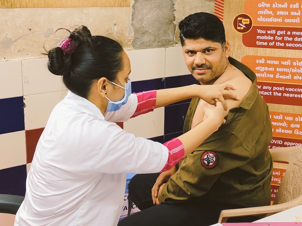 jigardave4's tweet photo. #CovishieldVaccine
#COVID19
પ્રિય Jigarkumar D. Dave,
અભિનંદન!
તમે 06-02-2021 ના રોજ 11:10 AM કલાકે  Bhaipura Gujarati School 13 ખાતે Ravina V. Dabhi (79848*****) દ્વારા કોવિડ-19 ની રસીનો ડોઝ 1st સફળતાપૂર્વક લીધો.
@AmdavadAMC
@PMOIndia
@CMOGuj
@DyMC_EZ
@tejasAMC
@iamkamalkishor https://t.co/oY2EQNMDZg