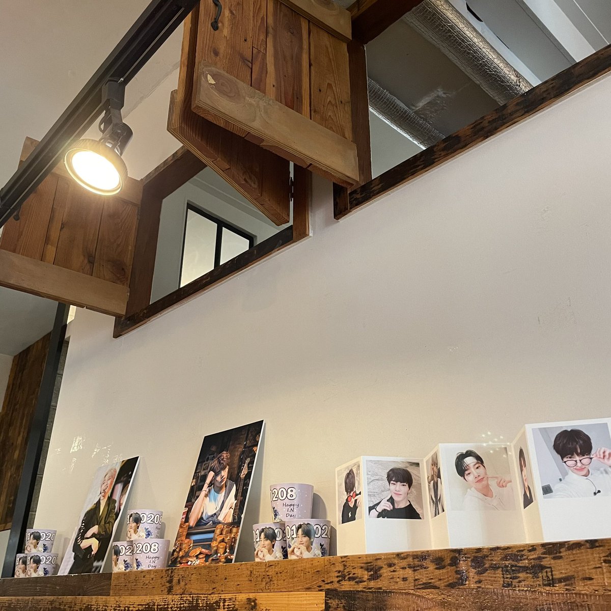NEBFELIX's tweet photo. 부산 황금나무 커피에 있는 이엔이 보구 왔다 사진 엄청 찍었는데 나머지는 인스타에 자랑할게여
너무 예뻐서 기절함😭😭 

  #막내_온탑_아이엔 #겨울의_정인_우리의_아기빵 https://t.co/UsxEFrd5EK