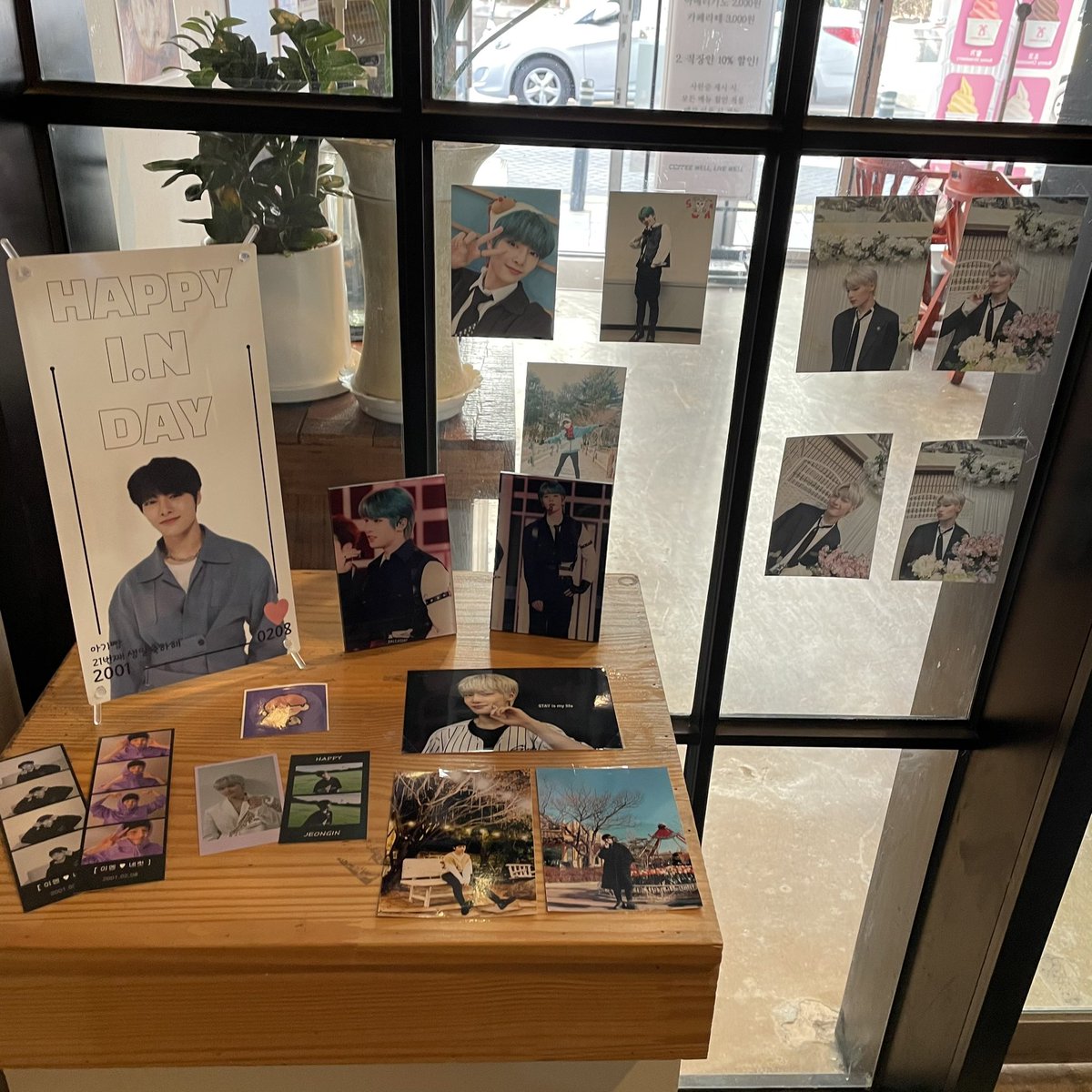 NEBFELIX's tweet photo. 부산 황금나무 커피에 있는 이엔이 보구 왔다 사진 엄청 찍었는데 나머지는 인스타에 자랑할게여
너무 예뻐서 기절함😭😭 

  #막내_온탑_아이엔 #겨울의_정인_우리의_아기빵 https://t.co/UsxEFrd5EK