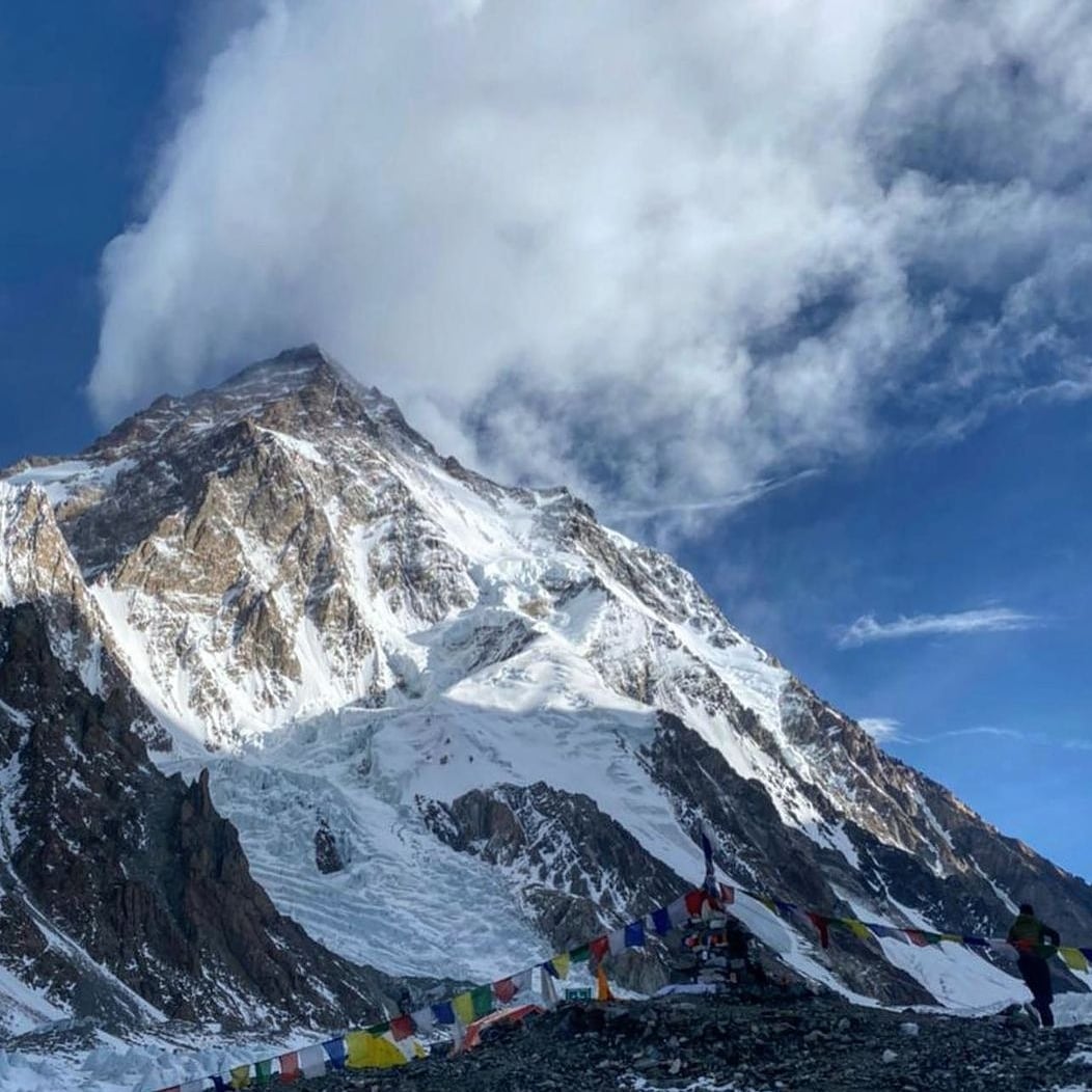 EnLaCimaCl's tweet photo. A través de su Instagram, Chhang Dawa Sherpa (SST), confirmó que Ejército Pakistaní envió un helicóptero con 2 escaladores, para iniciar misión de búsqueda y rescate de Juan Pablo Mohr, Alí Sadpara y John Snorri. El piloto ha sido instruido, que alcance lo más alto posible. https://t.co/29LVumpIk9