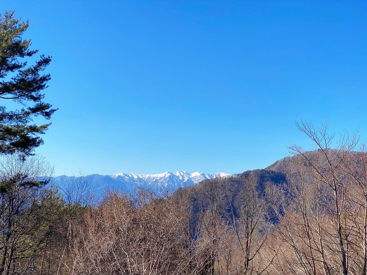 大鹿村観光案内所 V Twitter 夕立神パノラマ公園は冬季閉鎖中で行けませんが 中央アルプスが見えるスポット 鳥倉林道に行く途中の清水地区と 南山地区で山の間からひょっこり中央アルプスが見えます 遠いですが 美しい 大鹿村 中央アルプス 日本で最も