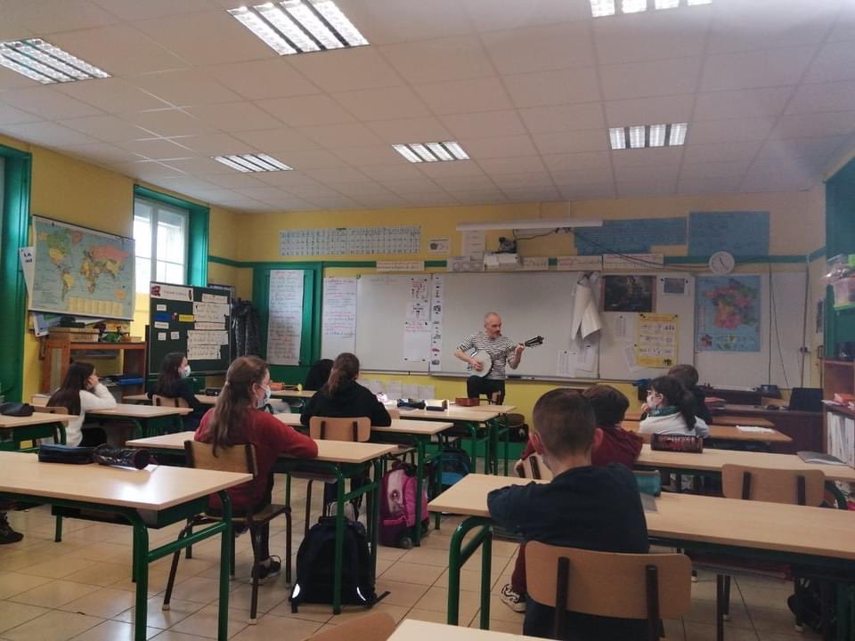 Syl20DP's tweet photo. Grande joie de la semaine : le lancement (sur les chapeaux de roues) des Fabriques à chansons dans 2 écoles communales du Berry avec la @sacem, @KANDIDmusic et @Coffeesandcigar. Ça fait du bien ! https://t.co/I4mtIPT3ZW