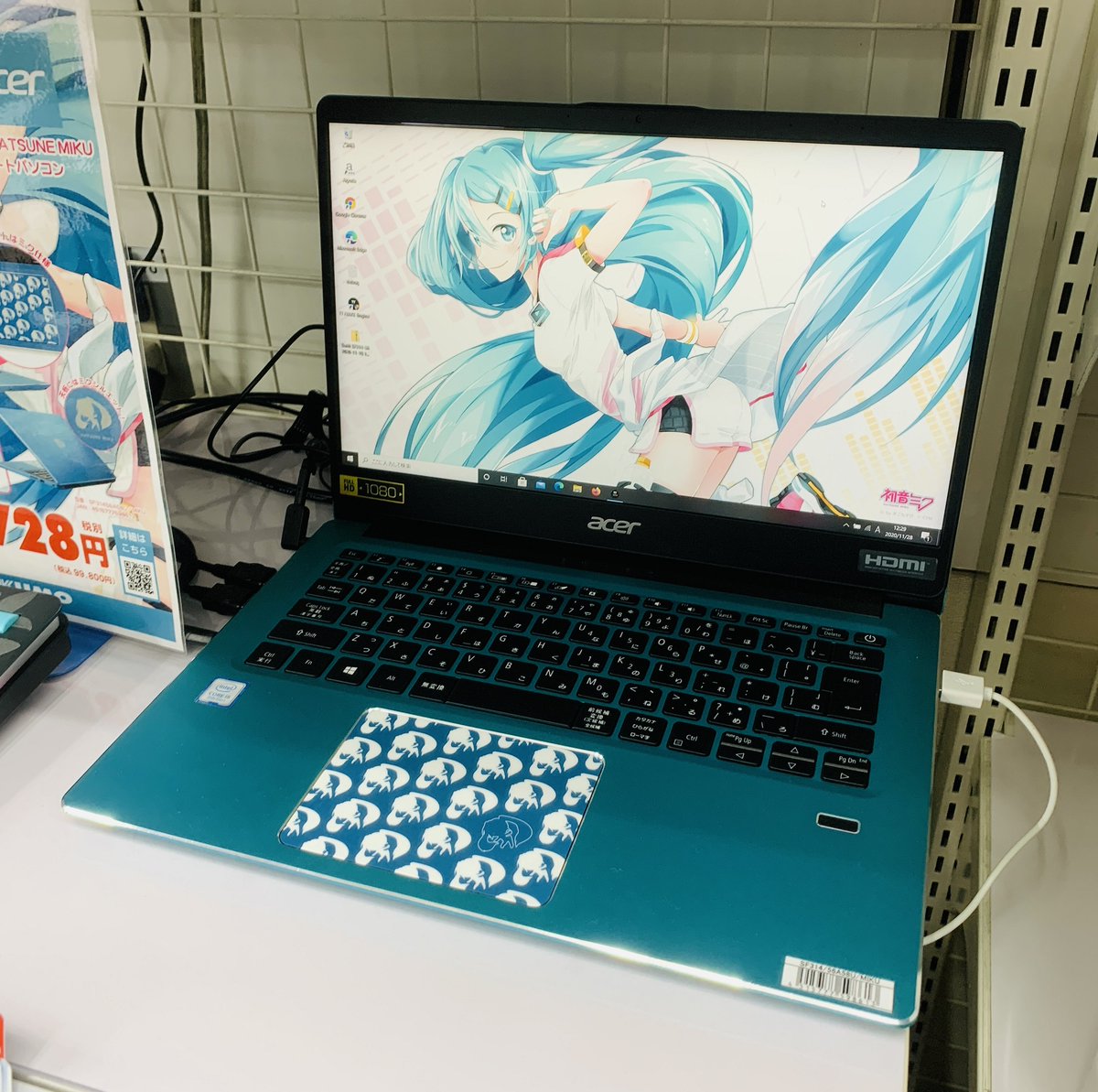 ツクモパソコン本店 本店 2f Acer Hatsune Mikuノートパソコン Swift 3 Sf314 56 A58u Miku 初音ミク さんをイメージした緑カラー 天板とタッチパッドもシルエットデザイン あごなすび先生の 素敵な壁紙仕様ですよ 特典大型タペストリー