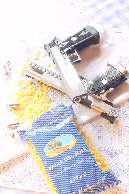 当時鉄砲の写真といえば、薄暗い照明で黒っぽい背景に黒っぽい小物を添えたものが主流だったので、もっとこう白をふっとばしたようなふわっとした少女趣味的な鉄砲写真を撮れないかなと思って、いろいろ試していた頃の写真が出てきたのでやぶからぼうに貼っておきます。💖 