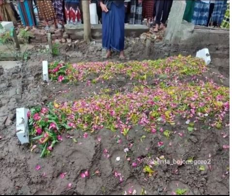 Pasangan suami istri ini dimakamkan dalam satu liang lahat.