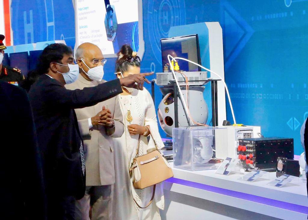 Hon’ble President of India Shri Ram Nath Kovind visits DRDO's products and technologies exhibited at India Pavilion at the #AeroIndiaShow21. #DRDOAtAeroIndia
#DRDOInnovation
#AeroIndia2021 
@rashtrapatibhvn 
@SpokespersonMoD 
@DefenceMinIndia