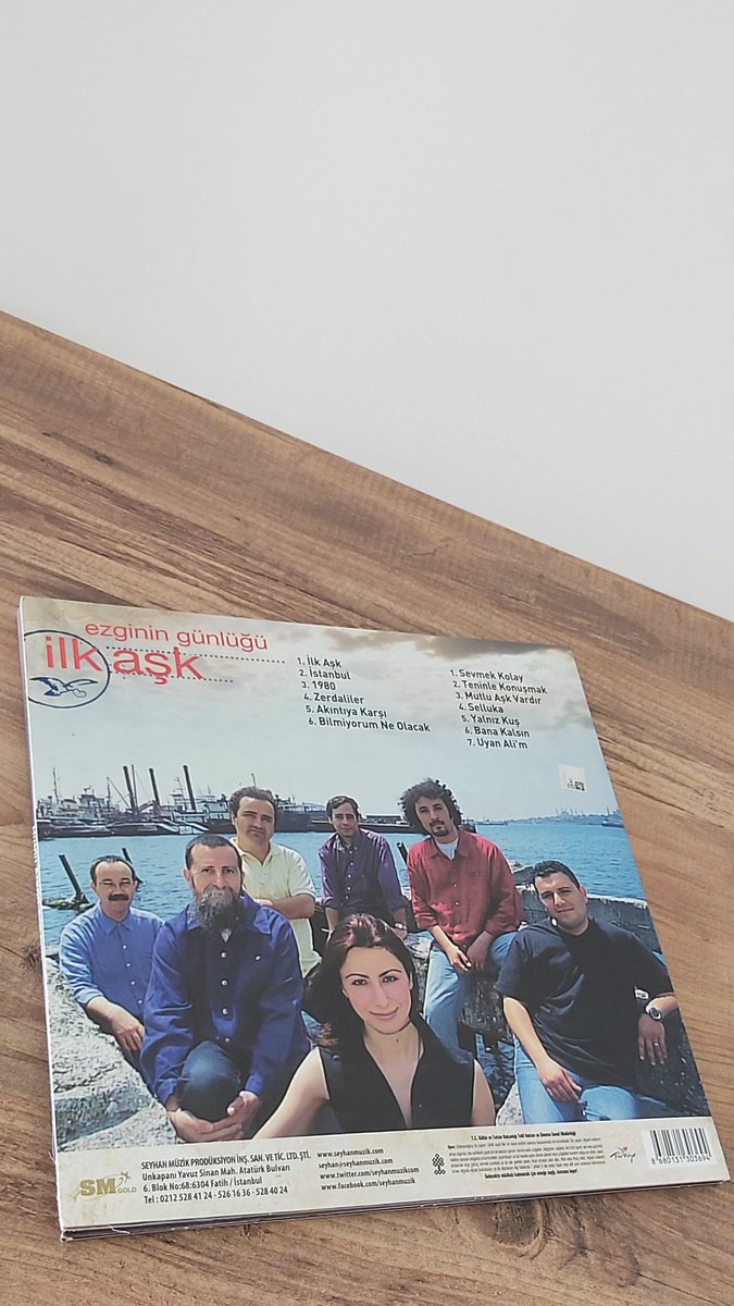 YelizzBozkurt's tweet photo. Harika bir plak çaldı kapımı...💯 #ezginingünlüğü #zerdaliler favori parçam #ilkaşk #cumartesi https://t.co/VhvkG0uRIe