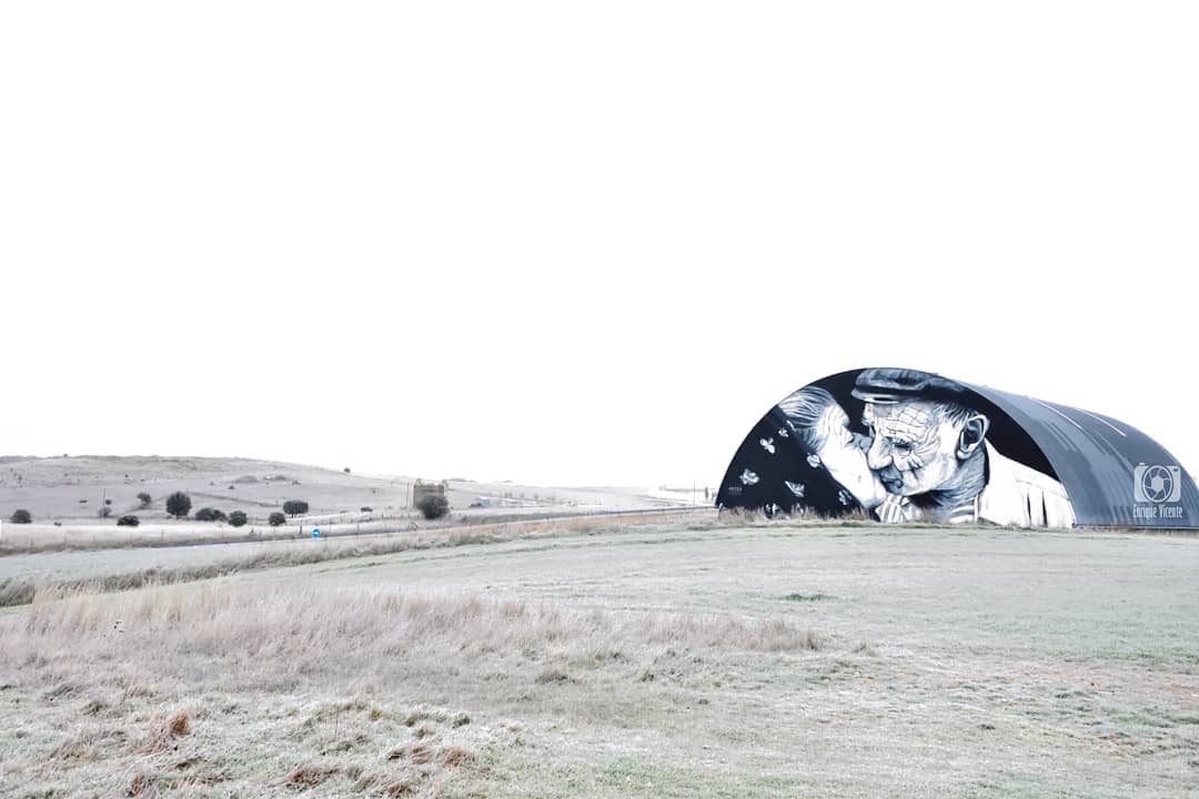 EspanaEnLatam's tweet photo. You never know what treasures you might find when exploring rural #Spain. Have a look at this graffiti on a wall near #Juzbado, a small village in the province of #Salamanca. Isn't it beautiful?

📸 quiquevp (IG)

👉https://t.co/8bHvuK6XI5

#SpainArt #SpainRuralTourism @CyLesvida https://t.co/qzAFuboDGA