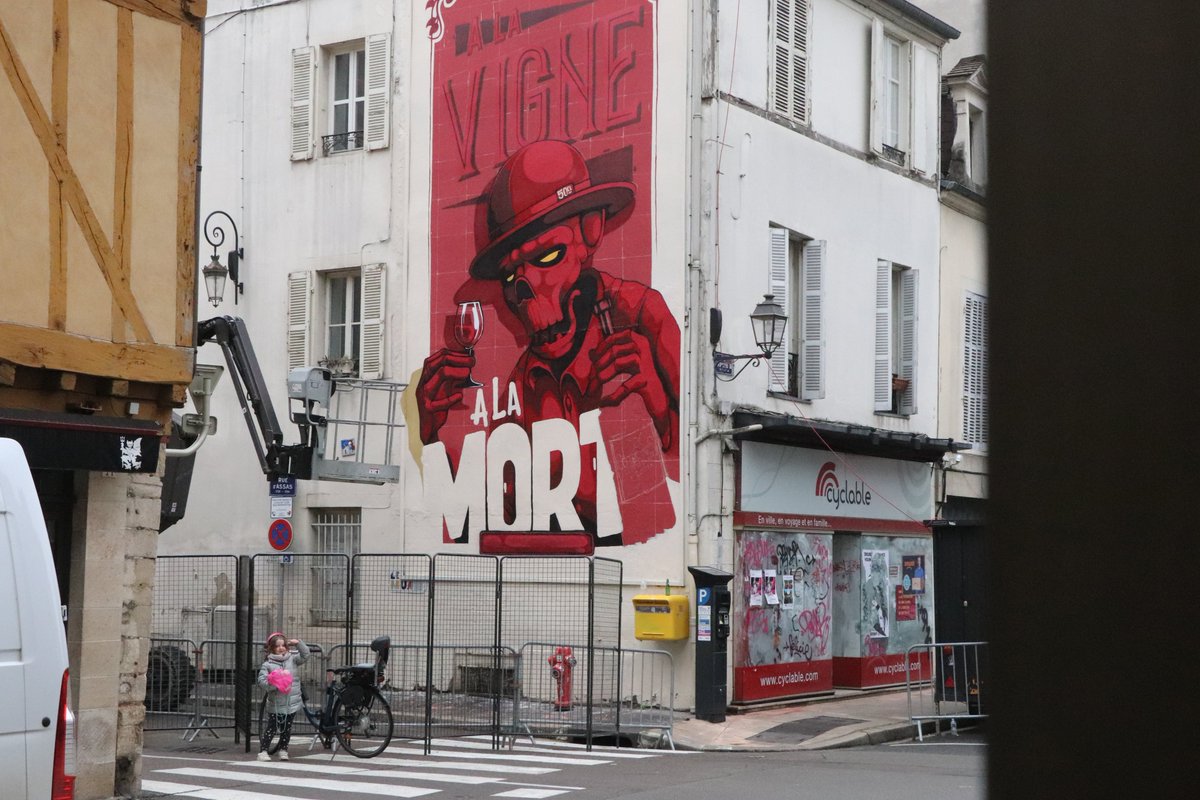 🤩 #Dijon, la culture est partout !
Le street artist Cannibal Letters termine actuellement la nouvelle fresque éphémère sur Le M.U.R. au croisement de la rue d'Assas et de la rue Jean-Jacques Rousseau.