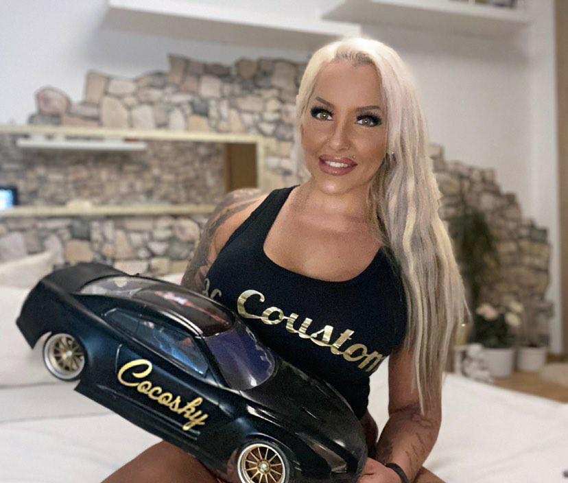 RCoustom's tweet photo. Die wunderschöne @Coco_Sky_  hat da ein sehr schönes Unikat von mir bekommen und dazu auch ein sehr schönes Outfit. 
.
.
#carporn #tuninig #sexywomen #rccoustom https://t.co/ybQYWPh8Mk